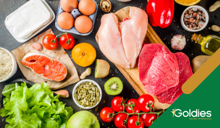 Visão superior de uma bancada com frutas, legumes, vegetais e proteínas, ilustrando o post "Dieta Saudável na Terceira Idade"
